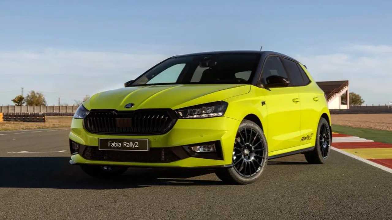 Škoda Fabia Rally2 edición “Cohete” Suárez en pista de competición.