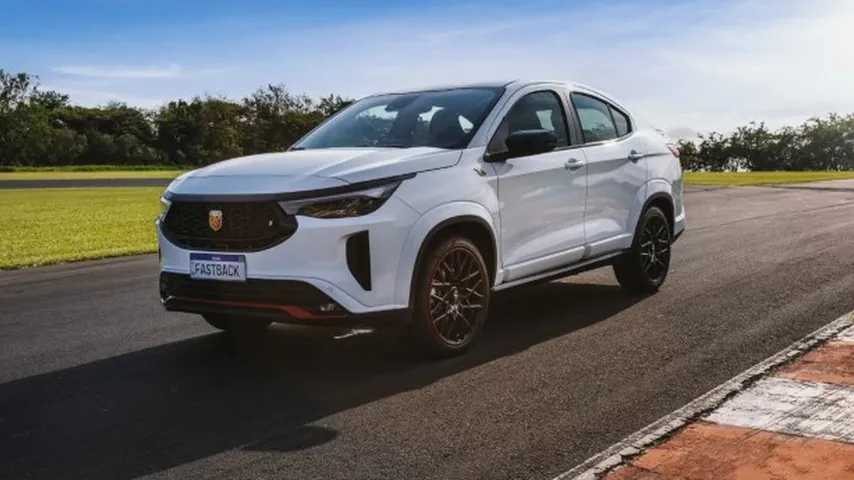 El Abarth Fastback redefine los SUV coupés con diseño deportivo, tecnología avanzada y un enfoque ecológico prometedor.