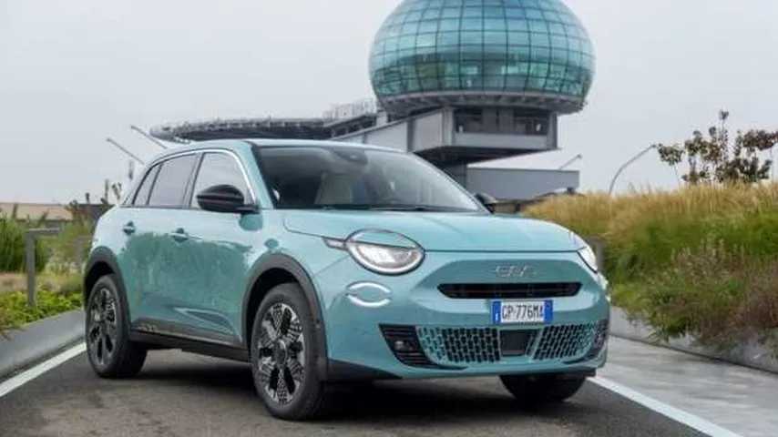 El Fiat 600 Hybrid 2024, eficiente y ecológico, combina gasolina y electricidad, prometiendo innovación y ahorro.