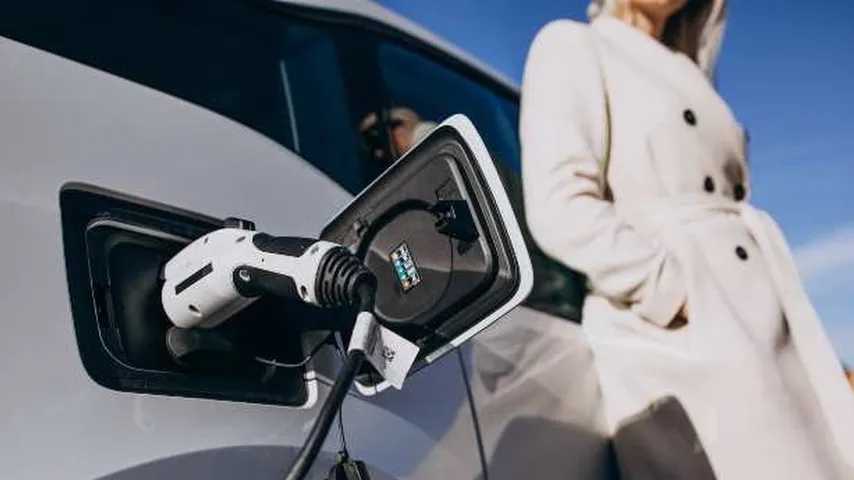 Cada vez está más cerca el día en el que poder cargar un coche eléctrico en 5 minutos. (Foto: Freepik)