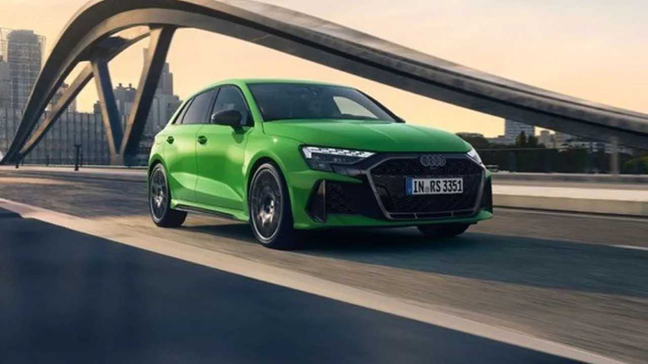 Audi RS 3 en verde Kyalami, destacando su diseño deportivo y agresivo.