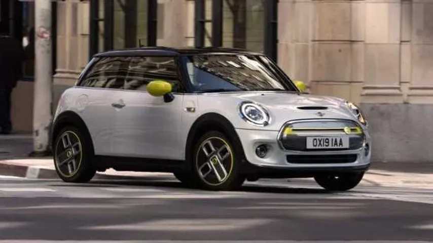 El MINI Cooper Electric combina tradición clásica con innovación eléctrica, ofreciendo rendimiento y diseño moderno.