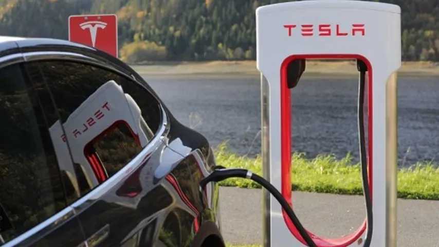 Tesla cargando su batería en un supercargador de la misma marca. (Foto: Pixabay)